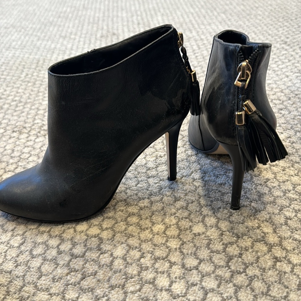 Black heel fringe zipper
